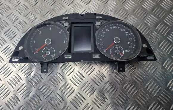 Volkswagen PASSAT B7 Speedometer (instrument cluster) 3AA920970J