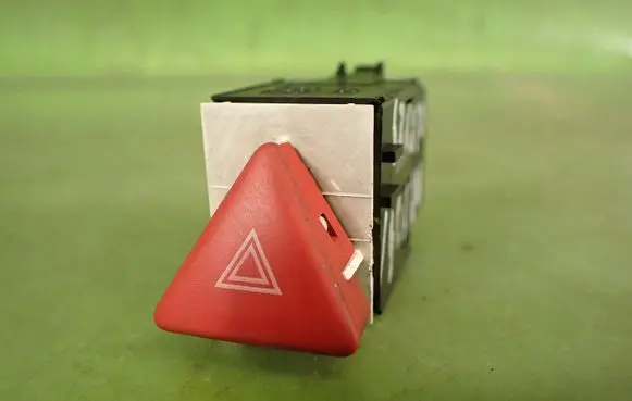 Volkswagen PASSAT B6 Hazard light switch