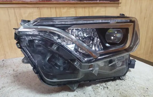 Toyota RAV 4 (XA40) Headlight/headlamp V3049