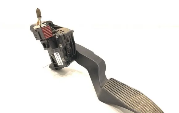 Accelerator throttle pedal