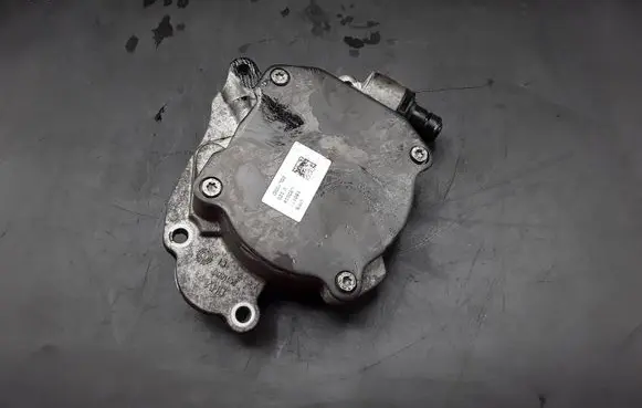 Volkswagen Golf VI Vacuum pump 03L145207 GD01605 03L100D