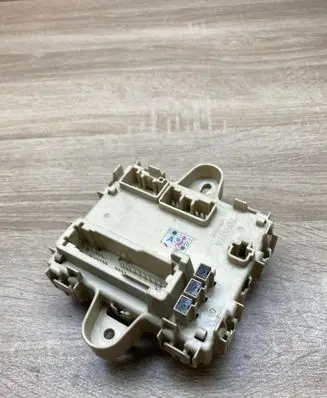 Toyota Corolla Verso AR10 Fuse module 08917