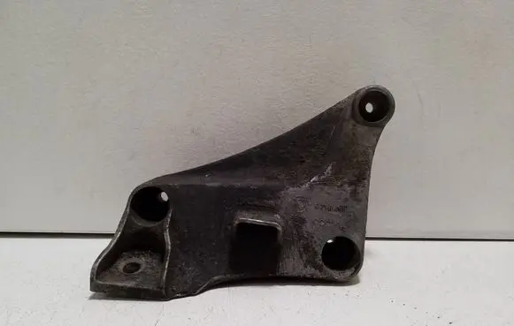 Engine mounting bracket