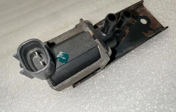 Suzuki Grand Vitara I Turbo solenoid valve K5T48295 65D0 3Z19