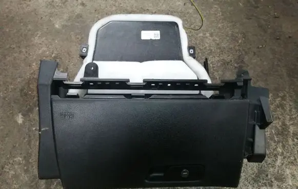 Chrysler 200 Glove box 1758512XW1