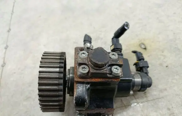 Alfa Romeo 159 Fuel injection high pressure pump 