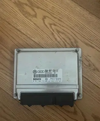 Volkswagen PASSAT B5 Engine control unit/module 8D0907558B 26SA5119 0261204774