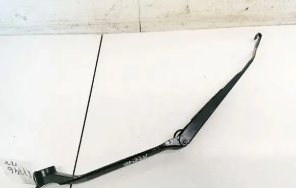 Toyota RAV 4 (XA20) Front wiper blade arm