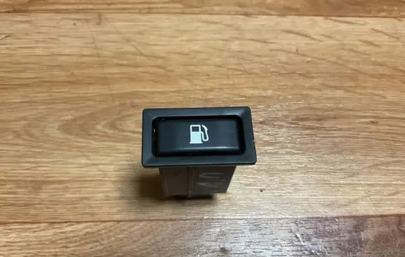 Toyota Avensis T250 Fuel tank opening switch 156795