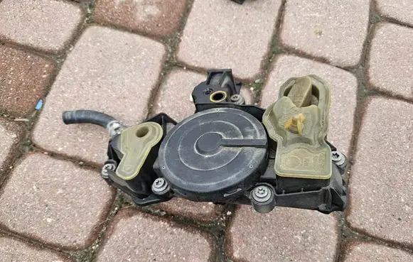 Volkswagen Golf VII Oil breather separator 06K103495AG