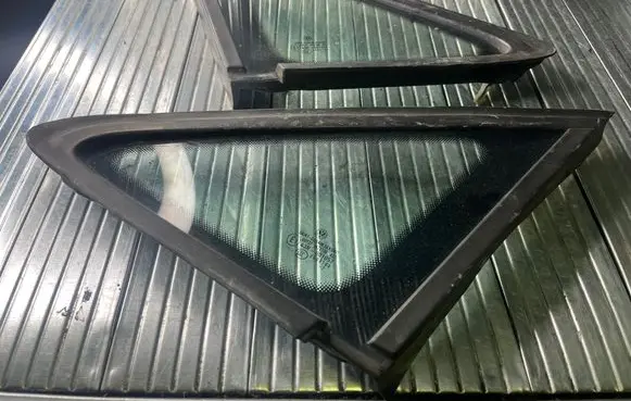 Volkswagen Caddy Front triangle window/glass 43R001057