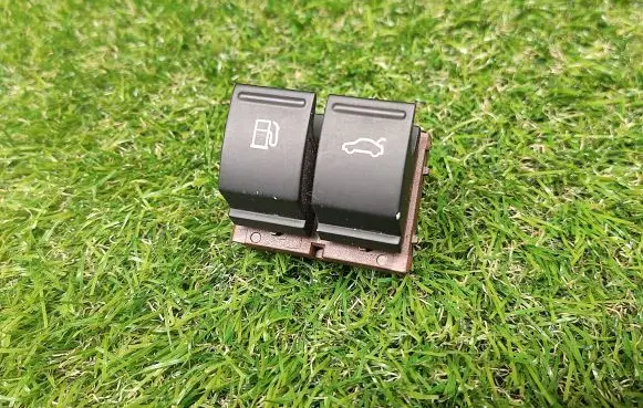Volkswagen PASSAT CC Fuel tank opening switch 3C0959903B