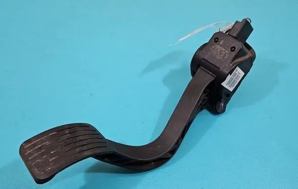 Accelerator throttle pedal
