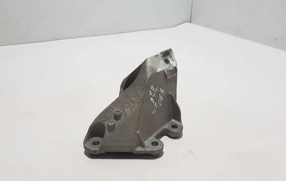 BMW 5 G30 G31 G38 Engine mounting bracket 6871208