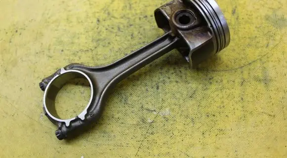 Volkswagen Polo V 6R Piston with connecting rod