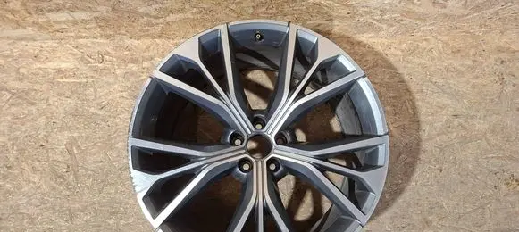 Audi Q8 R21 alloy rim 4M8601025S B000504