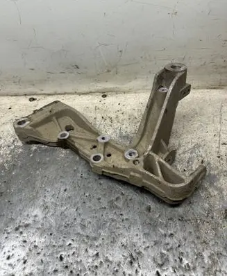 Skoda Octavia Mk2 (1Z) Engine mounting bracket