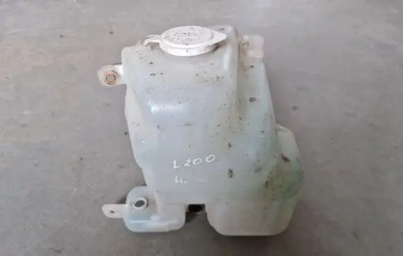 Mitsubishi L200 Windshield washer fluid reservoir/tank