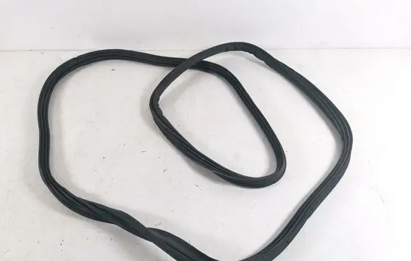 Toyota Corolla Verso E121 Trunk rubber seal (body) 67881-13251