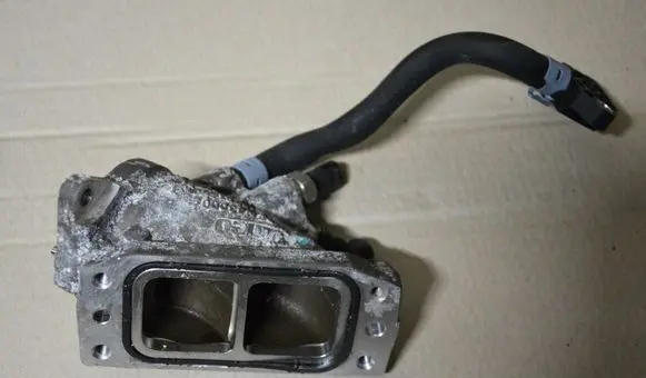 Volkswagen Golf VII Throttle valve 04L128637