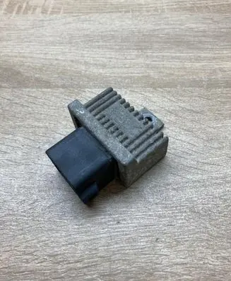 Renault Clio III Glow plug pre-heat relay 7700175078