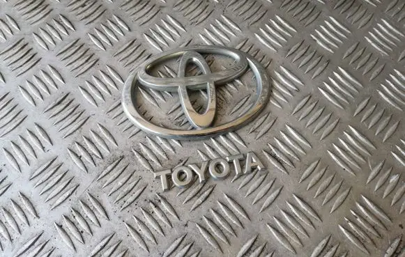Toyota Corolla Verso AR10 Manufacturers badge/model letters 90975W2001