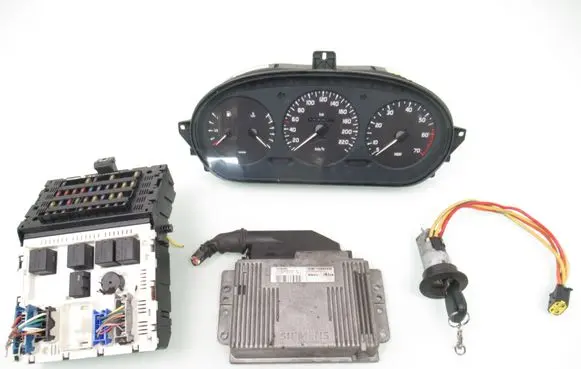 Renault Megane I Engine control unit/module ECU 7700865827 S105300104 09046412020