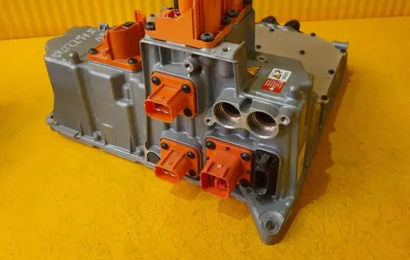 Voltage converter inverter