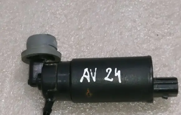 Toyota Avensis T250 Windscreen/windshield washer pump 8533005031