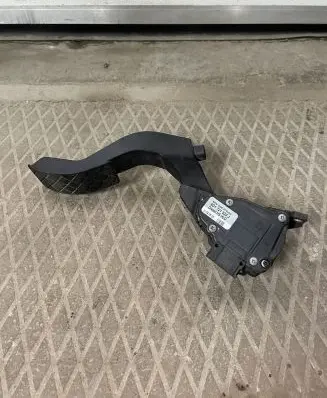 Volkswagen PASSAT B5.5 Accelerator throttle pedal 8D1721523J 6PV00837603