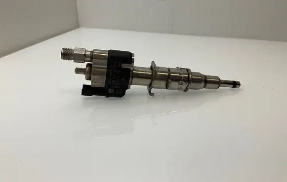 BMW 5 GT F07 Fuel injector 7585261 758526112