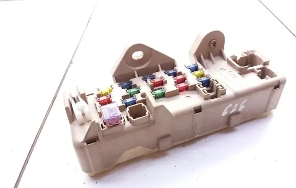 Mazda 323 Fuse module 1F260654 9078