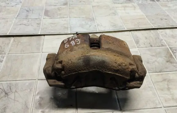 Volkswagen Golf Plus Front brake caliper