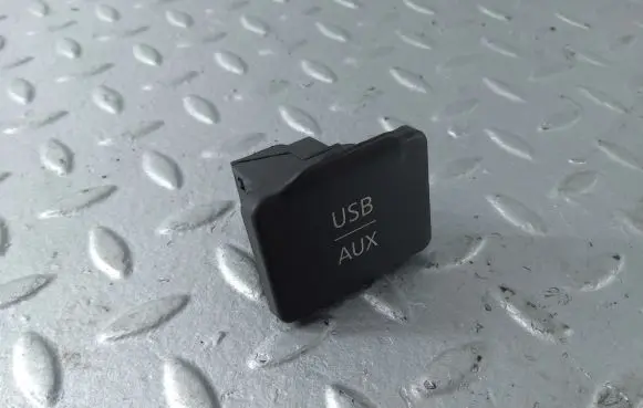 Nissan Cube Z12 USB socket connector 28023ZT50A