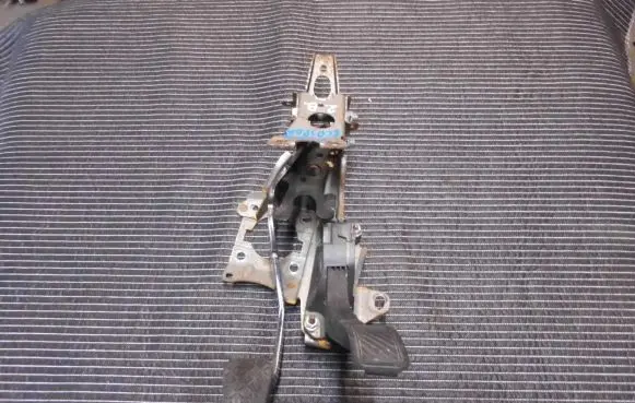 Ford Fiesta Pedal assembly 8V219F836AB