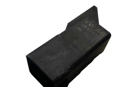 Volkswagen Golf IV Glow plug pre-heat relay 038907281D 028100303E