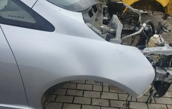 Mitsubishi Grandis Fender