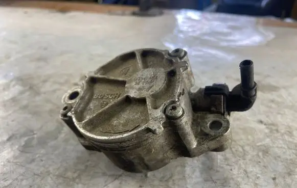 Ford Focus Vacuum pump D1561a