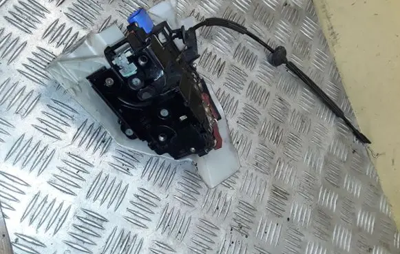 Mitsubishi Pajero Rear door lock NOCODE