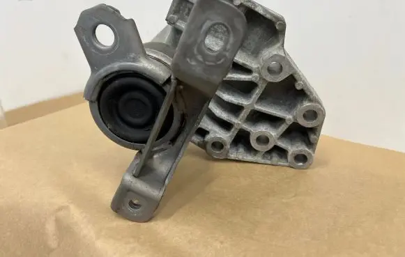 Land Rover Evoque I Engine mounting bracket BJ326F012AB G3046001