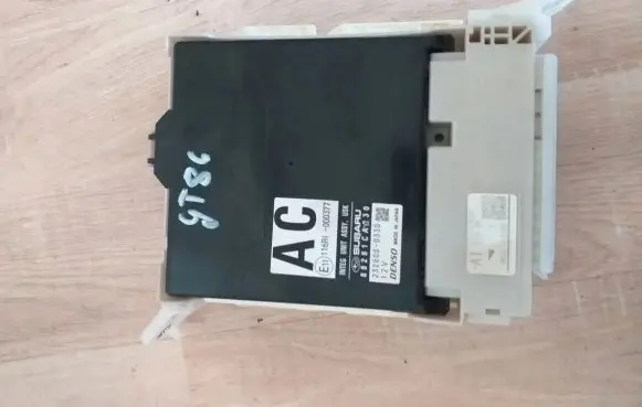 Toyota Avensis T270 Trunk lid opening control unit 88281CA230