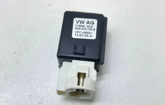 Volkswagen Golf VII USB socket connector 5Q0035726B