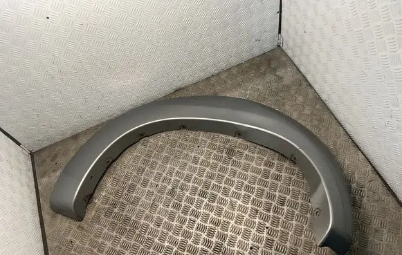 Rear fender molding trim