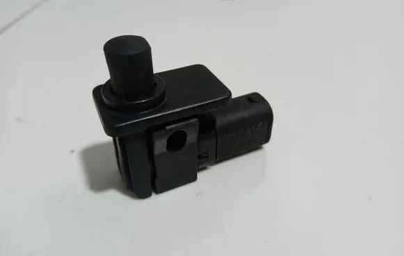 BMW 7 E65 E66 Bonnet alarm switch sensor 8352229