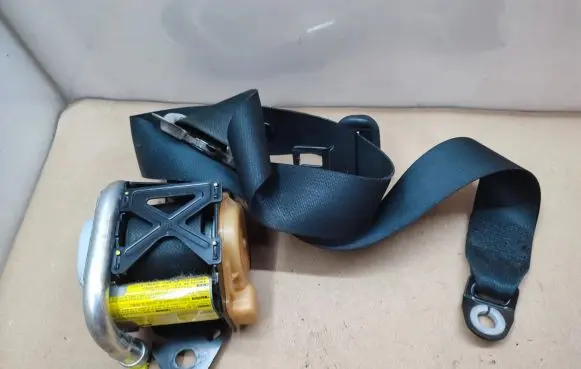 Toyota Avensis T250 Front seatbelt 7322005051