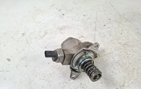 Volkswagen Jetta VI Fuel injection high pressure pump 03C127026M