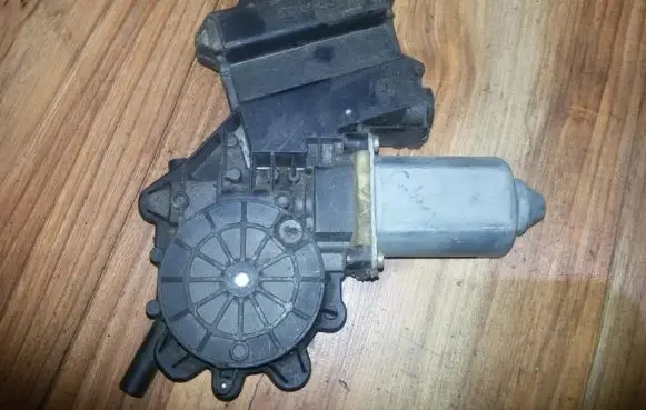 Ford Galaxy Front door window regulator motor 05075501