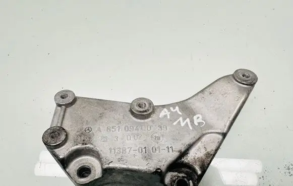 Engine mounting bracket
