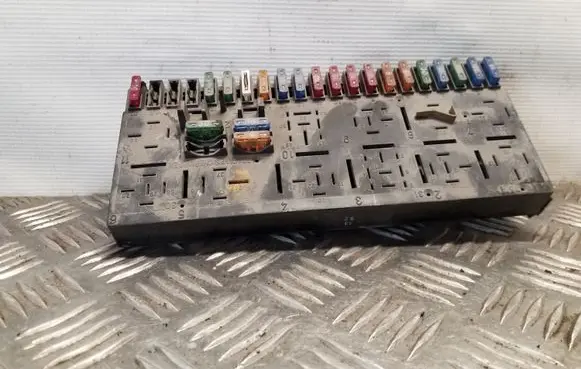 Audi 80 90 S2 B4 Fuse module 443941822B