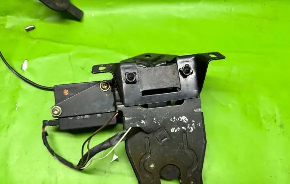 BMW 5 E39 Tailgate/trunk/boot lock/catch/latch 8168892